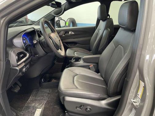 2025 Chrysler Pacifica L