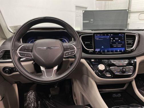 2022 Chrysler Pacifica Hybrid Limited