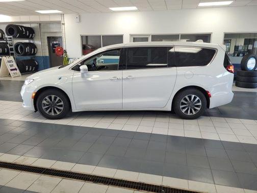 2022 Chrysler Pacifica Hybrid Touring L