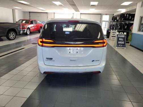 2022 Chrysler Pacifica Hybrid Touring L