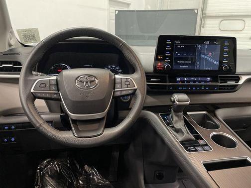 2024 Toyota Sienna XLE 8 Passenger
