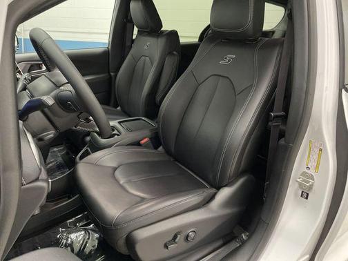 2024 Chrysler Pacifica Hybrid S Appearance Pkg