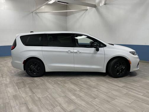 2024 Chrysler Pacifica Hybrid S Appearance Pkg