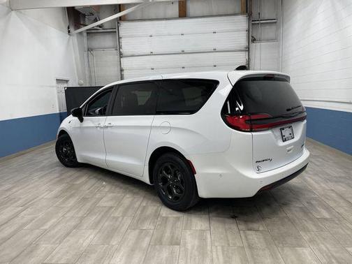 2024 Chrysler Pacifica Hybrid S Appearance Pkg