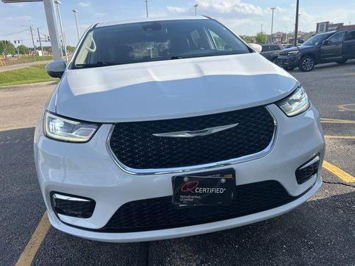Bright White Clearcoat 2023 Chrysler Pacifica Touring L
