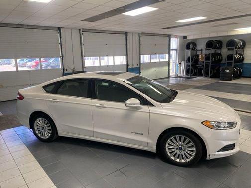 White Platinum Clearcoat Metallic 2014 Ford Fusion Hybrid SE