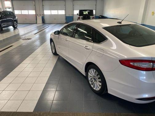 White Platinum Clearcoat Metallic 2014 Ford Fusion Hybrid SE