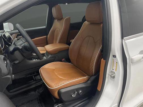 2024 Chrysler Pacifica L