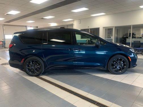 Fathom Blue Pearlcoat 2023 Chrysler Pacifica Touring L