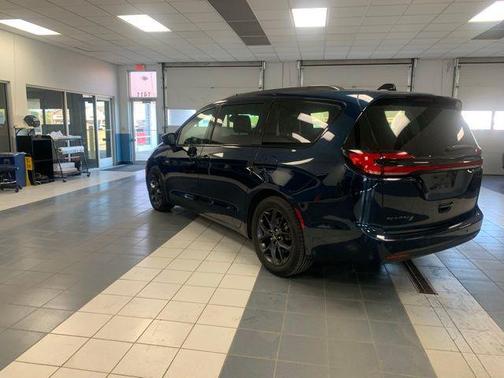 Fathom Blue Pearlcoat 2023 Chrysler Pacifica Touring L