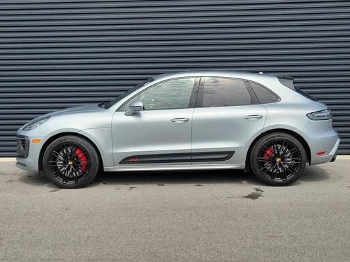 Dolomite Silver Metallic 2022 Porsche Macan