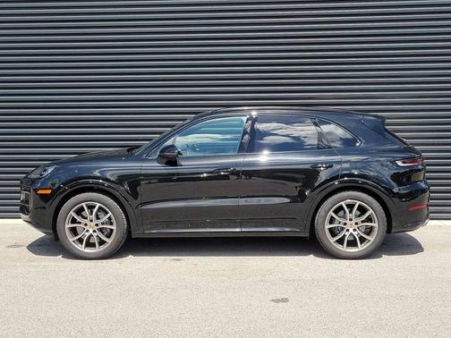 Chromite Black Metallic 2025 Porsche Cayenne