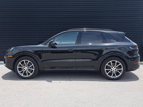 Chromite Black Metallic 2025 Porsche Cayenne