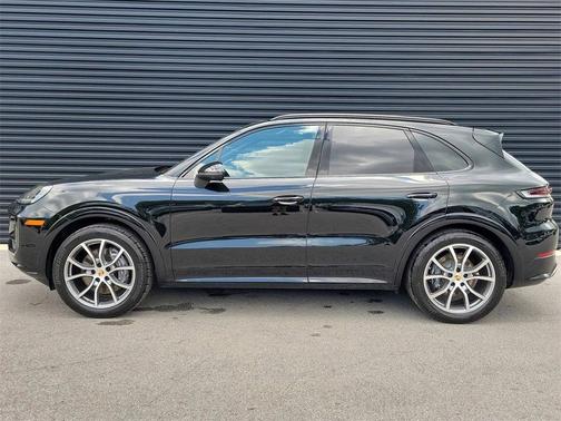 Chromite Black Metallic 2025 Porsche Cayenne