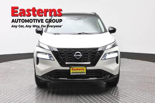 Pearl White Tricoat/Super Black 2023 Nissan Rogue SV