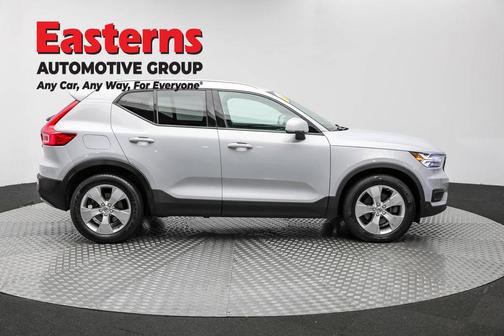 2021 Volvo XC40 T5 Momentum