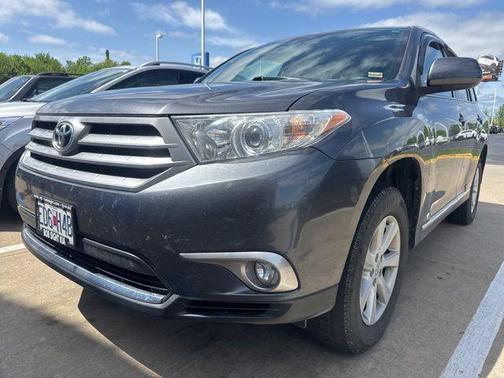 Magnetic Gray Metallic 2013 Toyota Highlander SE