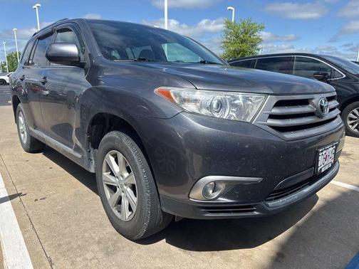 Magnetic Gray Metallic 2013 Toyota Highlander SE