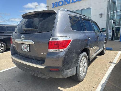 Magnetic Gray Metallic 2013 Toyota Highlander SE