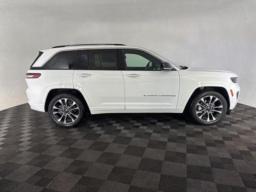 Bright White Clearcoat 2023 Jeep Grand Cherokee Overland