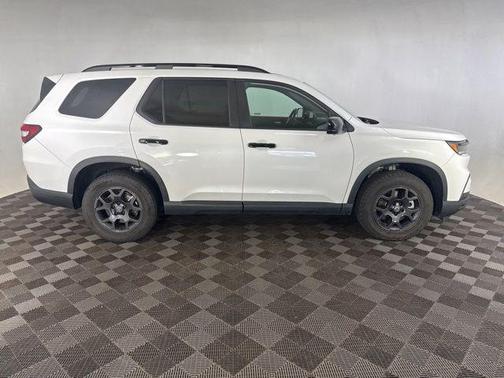 Platinum White Pearl 2024 Honda Pilot TrailSport