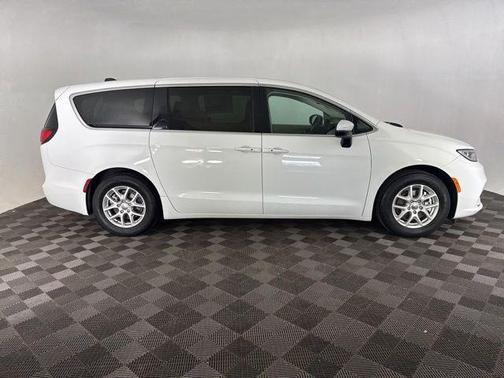 Bright White Clearcoat 2023 Chrysler Pacifica Touring L
