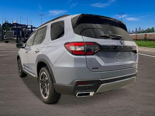 Sonic Gray Pearl 2026 Honda Pilot Touring 8-Passenger