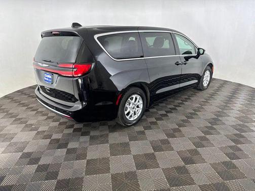 Diamond Black Crystal Pearlcoat 2024 Chrysler Pacifica Touring L