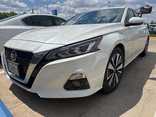 Pearl White Tricoat 2021 Nissan Altima 2.5 SL