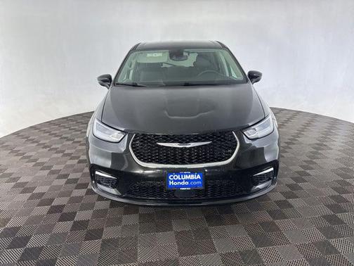 Brilliant Black Crystal Pearlcoat 2023 Chrysler Pacifica Touring L