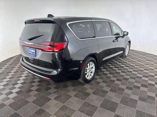 Brilliant Black Crystal Pearlcoat 2023 Chrysler Pacifica Touring L