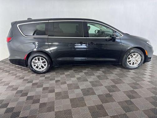 Brilliant Black Crystal Pearlcoat 2023 Chrysler Pacifica Touring L