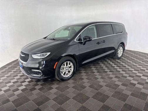 Brilliant Black Crystal Pearlcoat 2023 Chrysler Pacifica Touring L