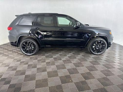 Diamond Black Crystal Pearlcoat 2022 Jeep Grand Cherokee Laredo