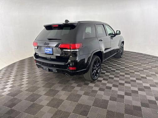 Diamond Black Crystal Pearlcoat 2022 Jeep Grand Cherokee Laredo