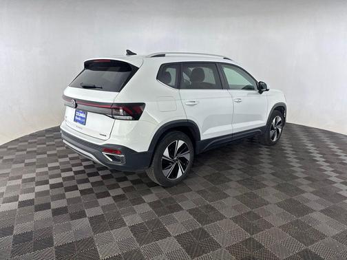 Pure White 2025 Volkswagen Taos 1.5T SE