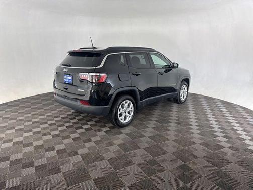 Diamond Black Crystal Pearlcoat 2025 Jeep Compass Latitude