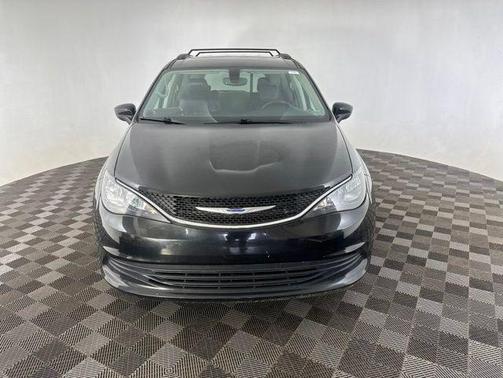 Brilliant Black Crystal Pearlcoat 2020 Chrysler Voyager LXI