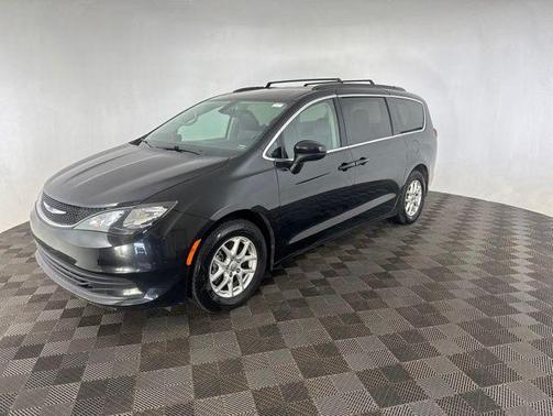 Brilliant Black Crystal Pearlcoat 2020 Chrysler Voyager LXI