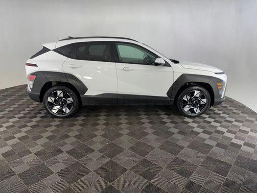 Atlas White 2025 Hyundai KONA SEL