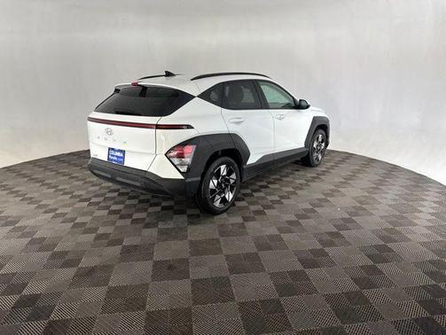 Atlas White 2025 Hyundai KONA SEL