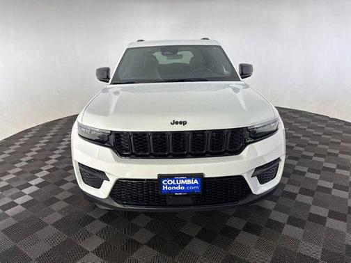 Bright White Clearcoat 2025 Jeep Grand Cherokee Altitude