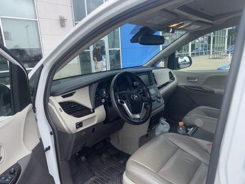 Blizzard Pearl 2019 Toyota Sienna XLE
