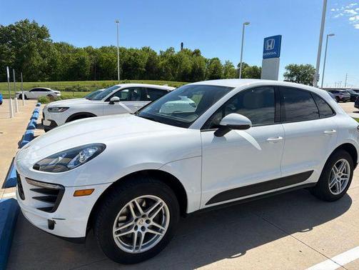 White 2018 Porsche Macan Macan