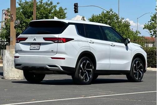 2023 Mitsubishi Outlander SE