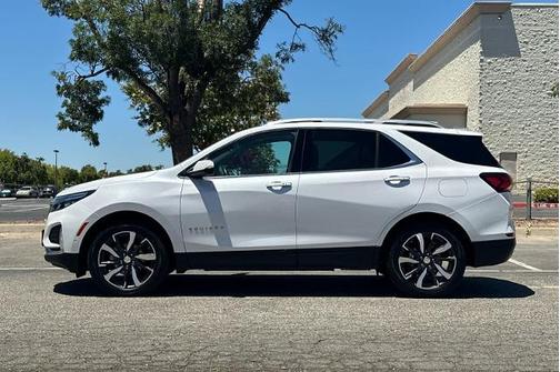 Iridescent Pearl Tricoat 2023 Chevrolet Equinox PREMIER