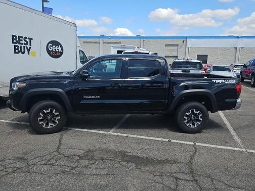 Midnight Black Metallic 2018 Toyota Tacoma TRD OFF ROAD