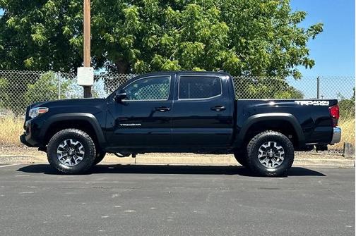 Midnight Black Metallic 2018 Toyota Tacoma TRD OFF ROAD
