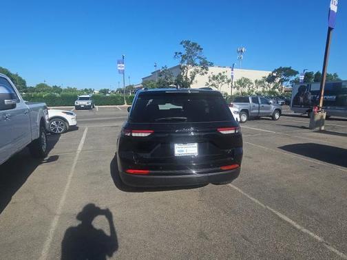 Diamond Black Crystal Pearlcoat 2023 Jeep Grand Cherokee LAREDO