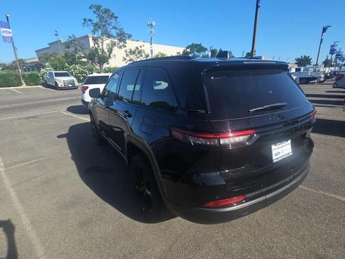 Diamond Black Crystal Pearlcoat 2023 Jeep Grand Cherokee LAREDO